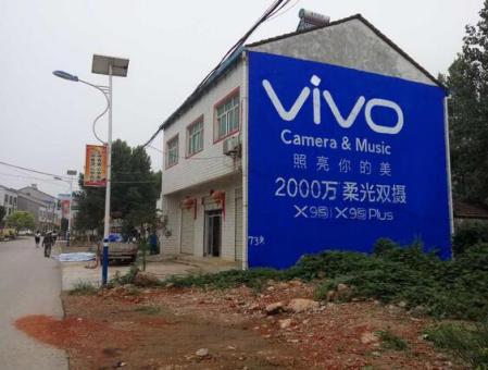 凤凰刷墙广告和喷绘墙体广告哪个效果好？