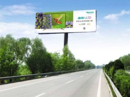 凤凰高速擎天柱广告牌的特点和优势