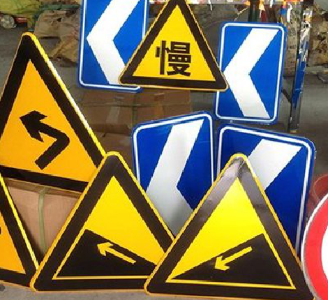 凤凰标识标牌中颜色的确定是很重要的。